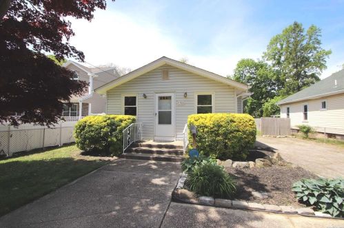 1388 Illinois Ave, Bayshore, NY 11706-5123