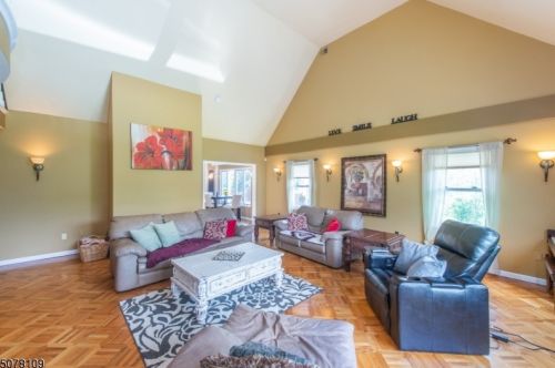 12 Green Hills Dr, Flemington, NJ 08822-5905