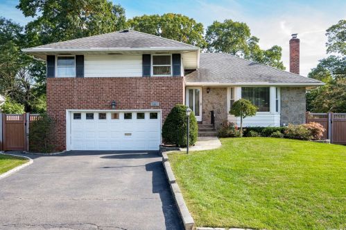 194 Rhododendron Dr, Westbury, NY 11590-1246