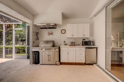 963 Ridgewood Ter, Tarpon Springs FL  34689-2622 exterior