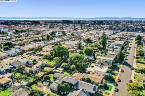 221 Cambridge Ave, San Leandro CA  94577-1825 exterior