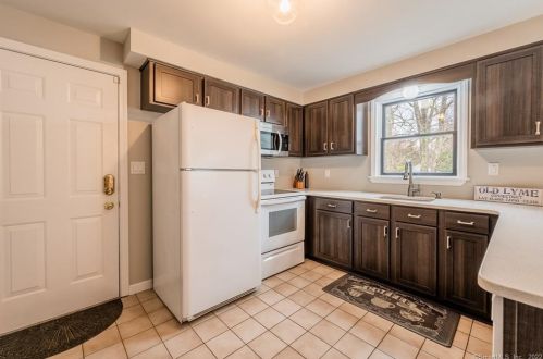 2 Katherine Rd, Lyme CT  06371-1620 exterior