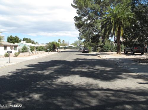 4820 Hampton St, Tucson, AZ 85712-2726