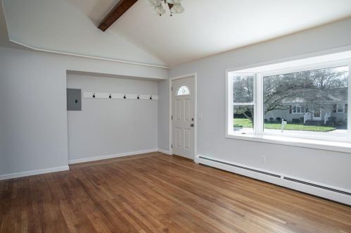 140 Montgomery St, Tiverton RI  02878-2423 exterior