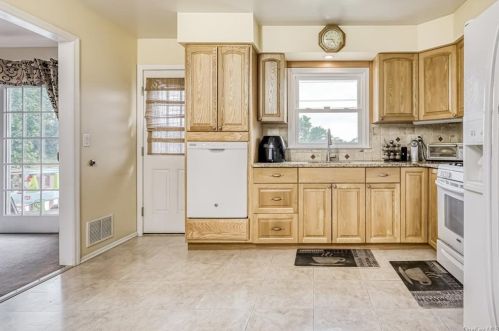 22 Hickory Ln, Garnerville NY  10923-1906 exterior