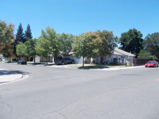 5736 Stuart Ave, Fresno, CA 93722-3172