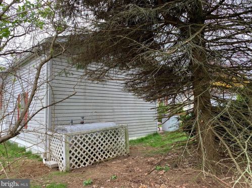 1002 Redwood Dr, Breinigsville PA  18031-1627 exterior