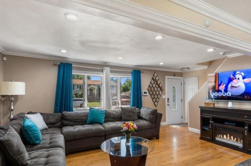 577 Centre Ave, North Lindenhurst NY  11757-3114 exterior