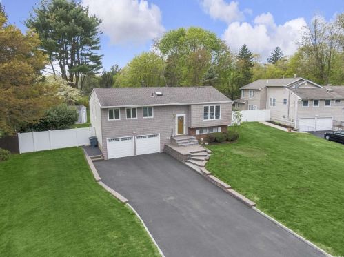 7 Newbrook Ln, Elwood NY  11731-5230 exterior
