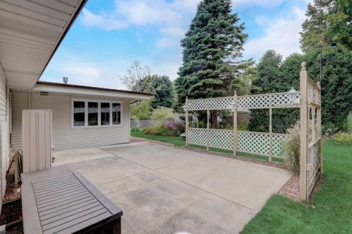 22194 Valley Rd, Waukesha WI  53186-5350 exterior