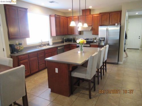 1886 Ventura Dr, West Pittsburg CA  94565-6476 exterior