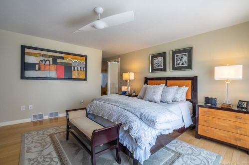 9 Stuart Dr, Bloomfield CT 06002-1524 exterior