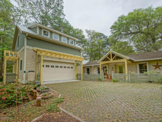 307 Park Avenue Ext, Oak Island, NC 28461-2725