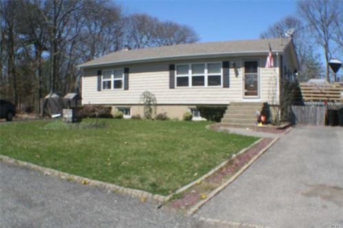 70 Howell Ave, South Setauket, NY 11720-4326