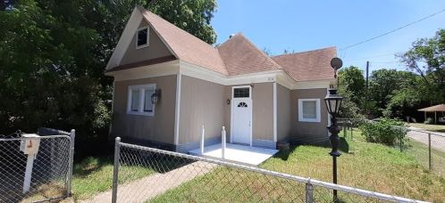 214 Wilson St, Cleburne TX  76033-3829 exterior