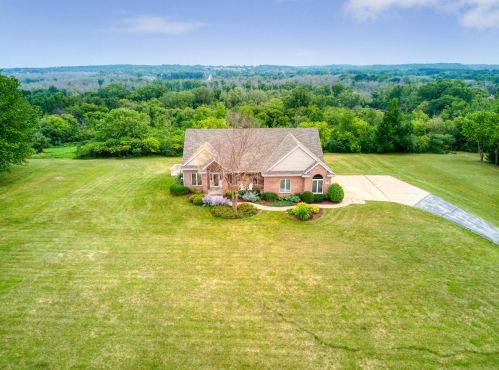 3461 Hubertus Rd, Hubertus, WI 53033-9621