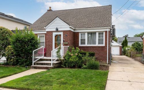 47 Pilgrim St, New Hyde Park, NY 11040-3140