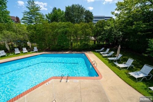 9 Lawrence Ct, Teaneck NJ  07666-6489 exterior