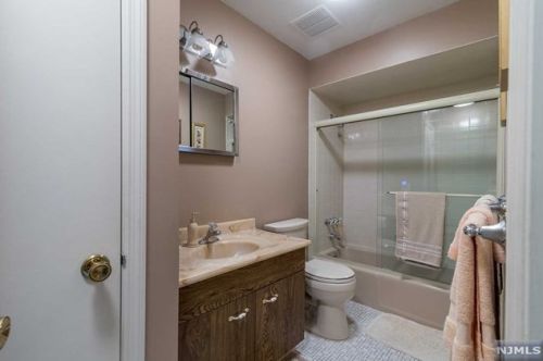 31 Erskine Ct, Mahwah NJ  07430-2014 exterior