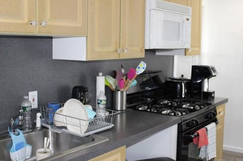100 Bennett Ave, Waterbury, CT 06708-4047