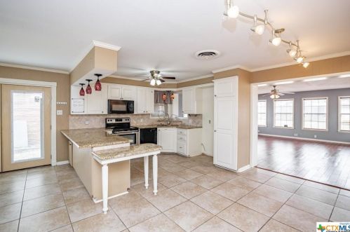 202 Yucca Dr, Victoria, TX 77904-1116
