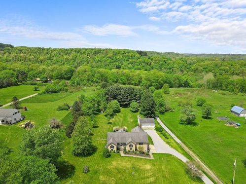 400 School Rd, Clinton, PA 15026-1132