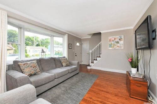 612 3rd Ave, Elwood NY  11731-3435 exterior