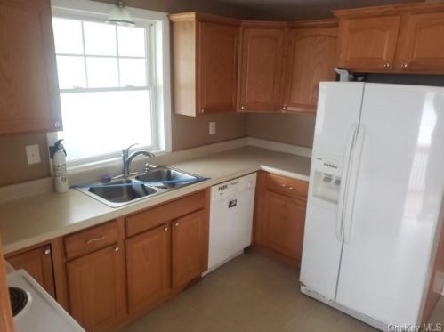 24 Watson Pl, Hyde Park, NY 12538-1115