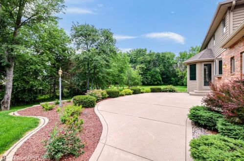 2001 William Dr, Valpo IN  46385-8173 exterior