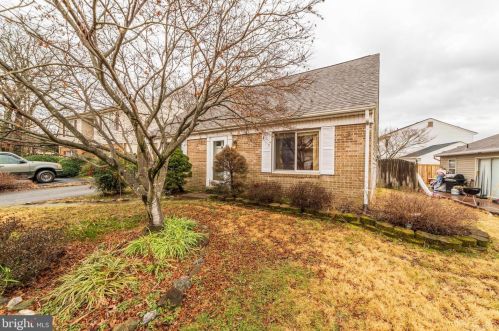 7207 Lavender Ln, Springfield, VA 22150-3144