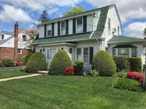 142 Manor Ave, Westbury, NY 11590-3111