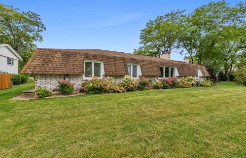 2414 Lagoon Ct, Thiensville WI  53092-5549 exterior