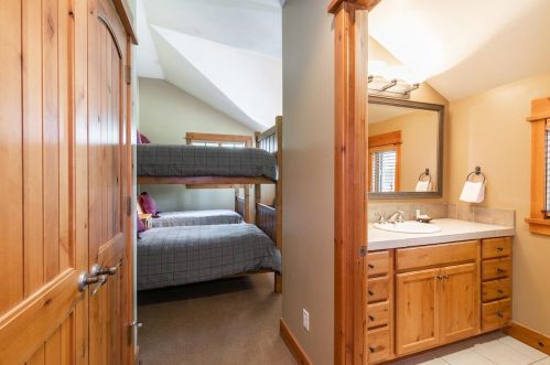 12483 Lookout Loop, Truckee CA  96161-4529 exterior