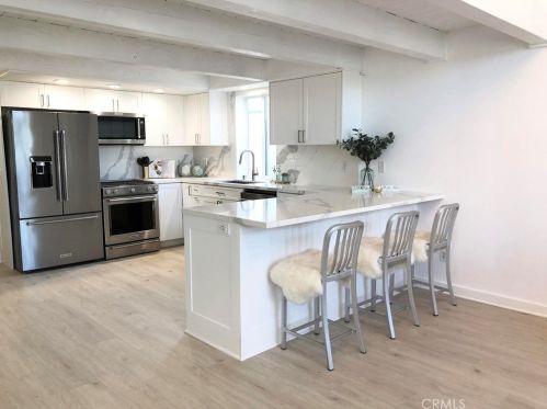 320 Rossmore Dr, Oxnard CA  93035-4465 exterior