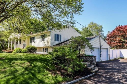 14 Surrey Dr, Brookfield Center, CT 06804-3534