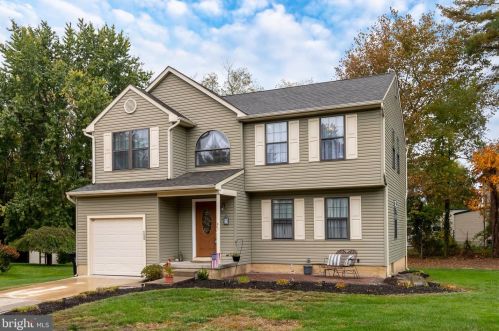 2 Willow Bend Dr, West Deptford, NJ 08051-2117