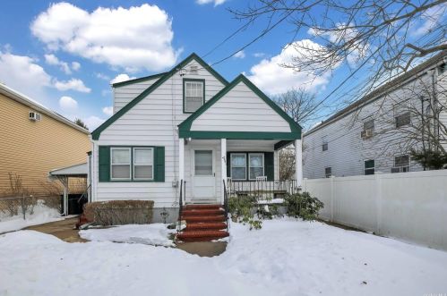 2251 Seamans Neck Rd, Seaford, NY 11783-2512