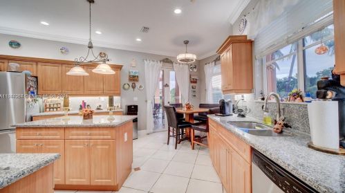 15963 79th Pl, Hialeah FL  33016-6647 exterior