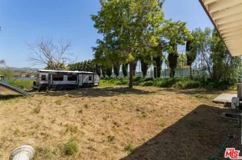 561 Royal Ave, Simi Valley CA  93065-4246 exterior