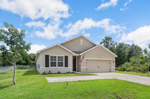 692 Paar Dr, Fort Pierce, FL 34953-3903