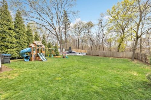 75 Parkway Dr, Bridgeport, CT 06611-4123