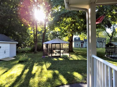 282 Hayden Sta Rd, Windsor CT 06095-1407 exterior