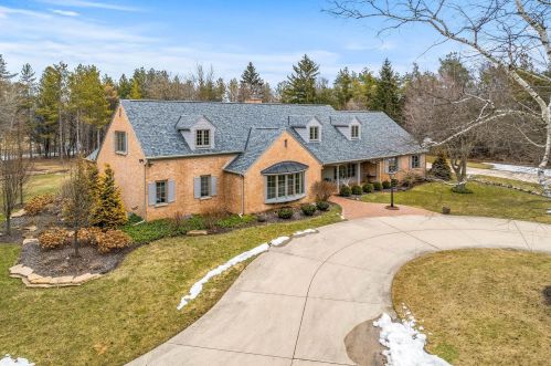 8420 Pelican Ln, Milwaukee, WI 53217-2058