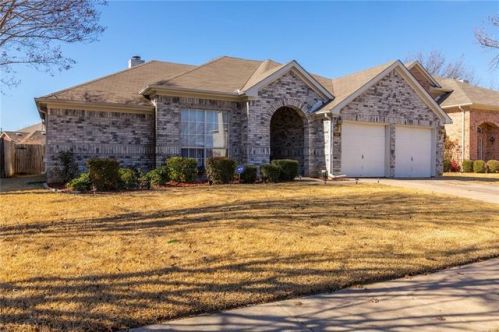325 Parkview Dr, Hurst, TX 76053-7158