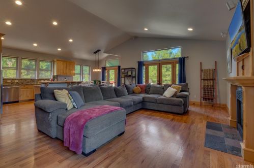 1075 Mohawk St, South Lake Tahoe, CA 96150-5232
