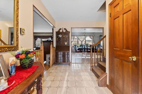 360 Wood St, Mahopac, NY 10541-5205