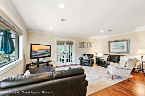 52 Ellsworth Ct, Tinton Falls, NJ 07701-5403