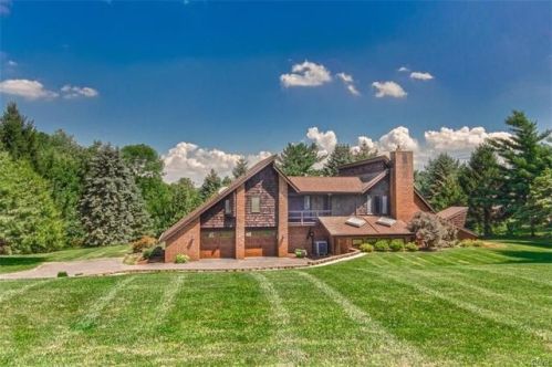 4633 Park Ln, Walnutport, PA 18088-9679