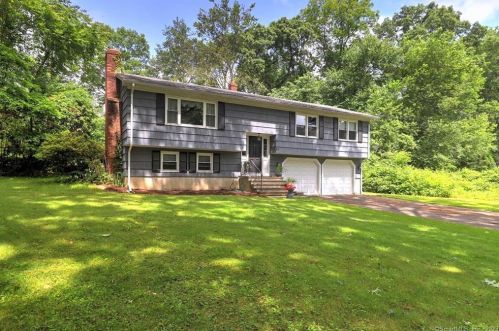 17 Yankee Hollow Rd, Milford, CT 06461-1729