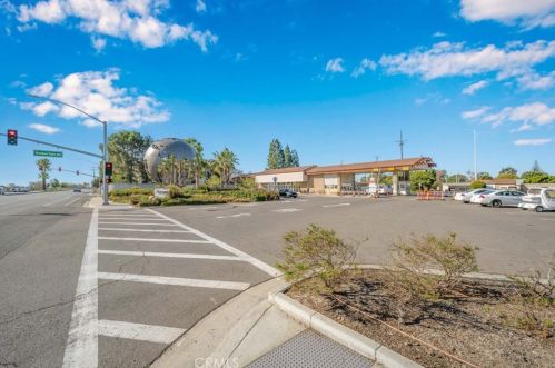 13271 Del Monte Dr, Seal Beach CA  90740-4589 exterior